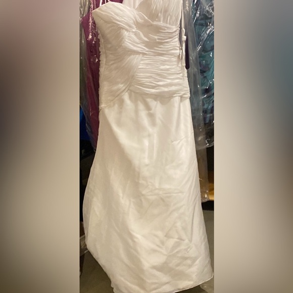 Kathy Ireland 2Be a-line ivory organza wedding gown - Picture 3 of 9